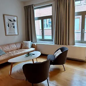 https://leon-modern-cosy-historical-house.brusselshotelsbook.com